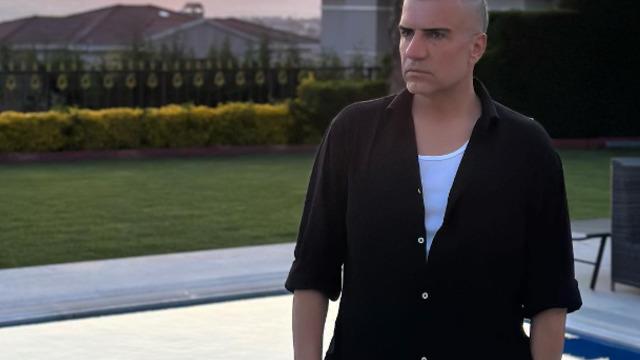 Renkli kombini çok konuşulmuştu! Berdan Mardini gelen yorumlara kayıtsız kalamadı! 'Yok Berdan Barbini'