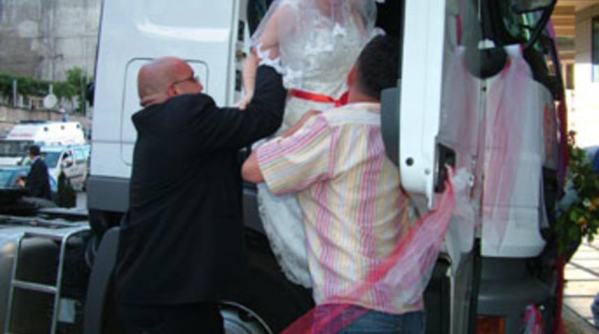 Zonguldak'ta bir &ccedil;ift, TIR'ı gelin arabası yaptı