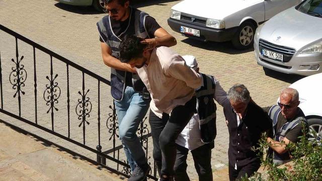 Bilecik'te kan donduran vahşet: Aynı evde yaşadığı sevgilisinin parmaklarını satırla kesti! Çığlıkları mahalleyi inletti