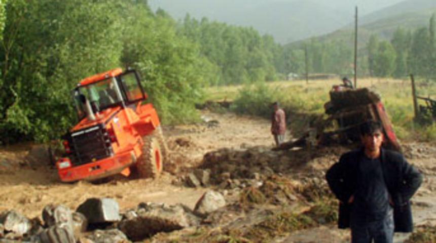 Y&uuml;ksekova'yı sel ve fırtına vurdu
