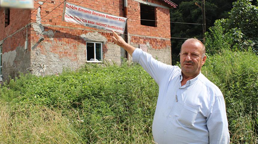 Yer: Rize... Görenler önce şaşkına dönüyor sonra gülüyor: "Allah rızası için bana yardımcı olur musunuz?"