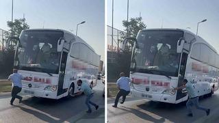 Otobüsün önünü kesti, elinde bıçakla muavini böyle kovaladı! Korku dolu anlar kamerada