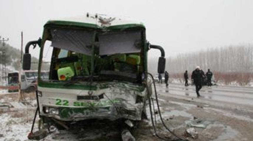 Buzlanma kaza getirdi: 1 &ouml;l&uuml;, 15 yaralı