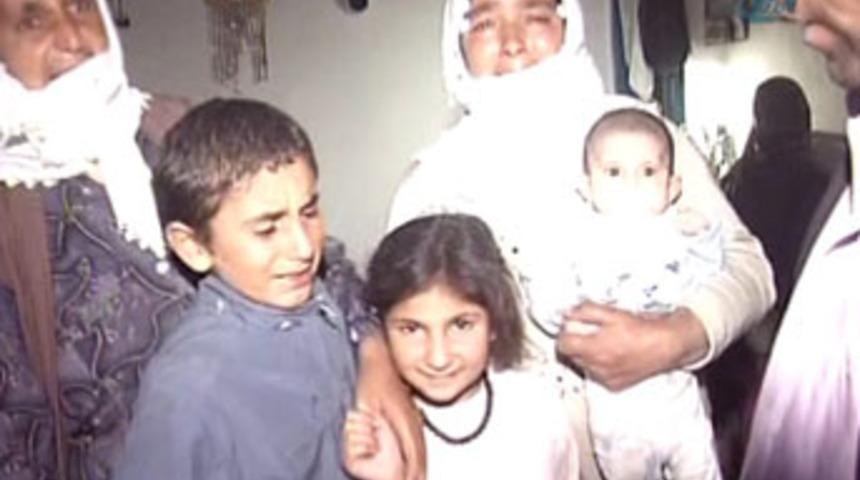 Kurtarmaya &ccedil;alıştığı kızıyla sularda kayboldu