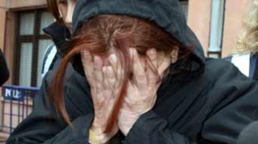 Ka&ccedil;ak bankacıyı k&ouml;pek sevgisi yakalattı