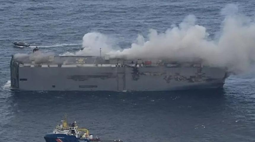 Ekiplerin eli kolu bağlı: 3 binden fazla otomobil taşıyan gemideki yangın 10'uncu gününde de devam ediyor! Eğer müdahale edilirse...