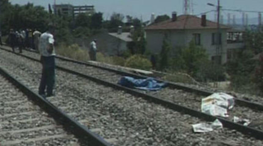 Trenin &ouml;n&uuml;ne atlayarak intihar etti