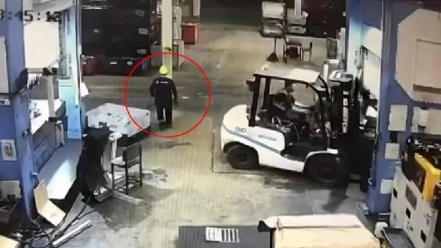 Pres fabrikasında korkunç kaza kamerada! Forklift ile bariyer arasında sıkışan işçi feci şekilde can verdi