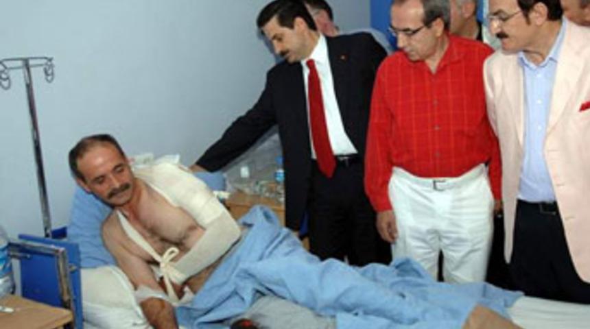 Erdoğan'ın afişini asan g&ouml;revlilere saldırı