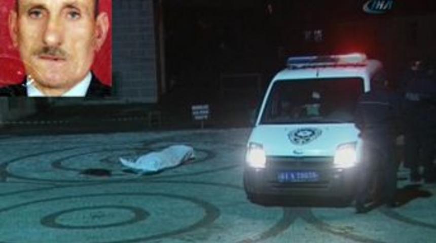 Cami avlusunda babasını &ouml;ld&uuml;rd&uuml;