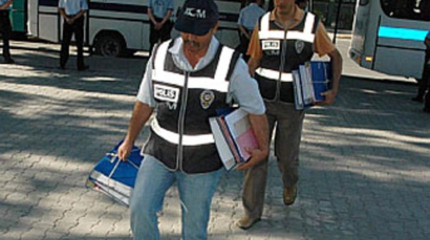 Kimliklerini alıp sahte şirket kurdular