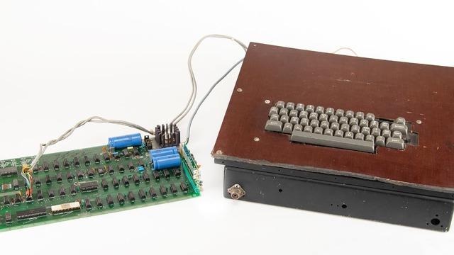 Apple kurucuları tarafından 1970'lerde üretilmiş... Yaklaşık 200 bin dolara satılması bekleniyor! 