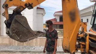 Kepçe operatörü, kardeşine kepçeyle yaprak sarması yedirdi: İlk denemem değil