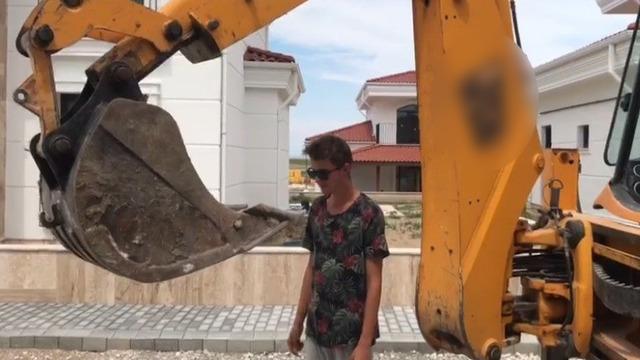 Kepçe operatörü, kardeşine kepçeyle yaprak sarması yedirdi: İlk denemem değil