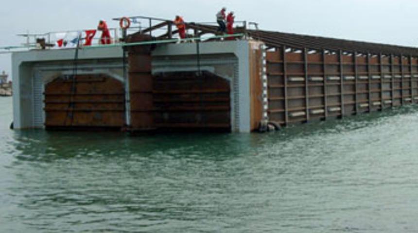 Boğazın altına ilk t&uuml;p yerleştiriliyor