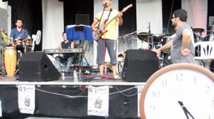 48 saat 18 dakika konser verdiler