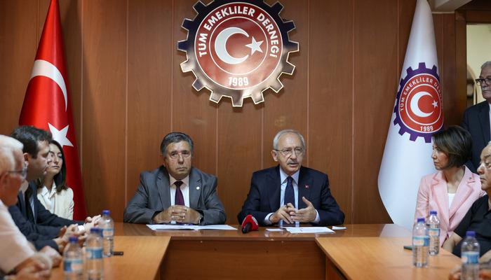 Kılıçdaroğlu emeklilerle buluştu! Cebinden 200 lira çıkardığı anlar dikkat çekti