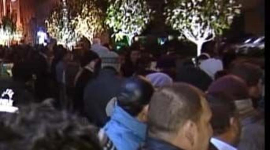 LCD TV i&ccedil;in 12 saat kuyrukta beklediler