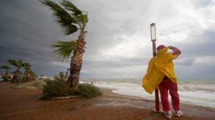 Lodos &ccedil;atıyı u&ccedil;urdu!