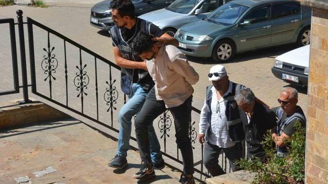 Dehşete düşüren olay! Aynı evde yaşadığı kadının parmaklarını satırla kopardı