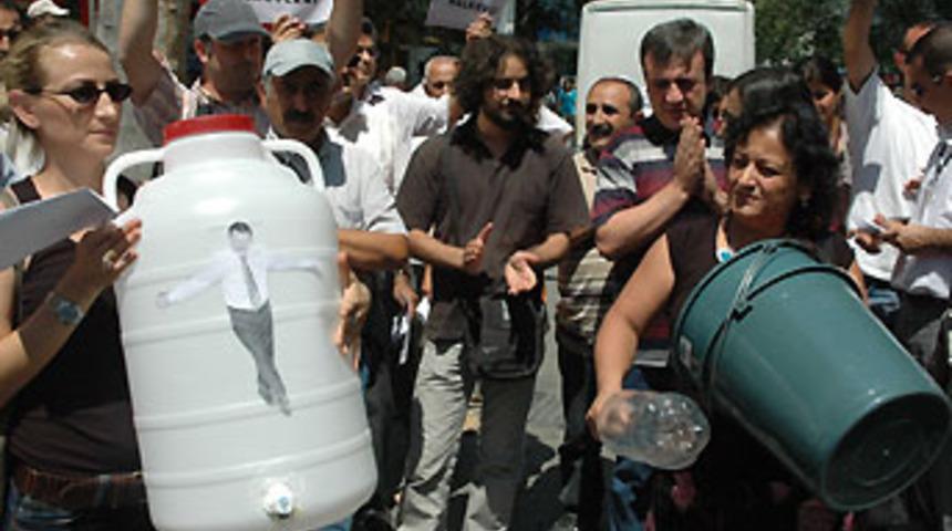 Ankara'da bidonlu eylem