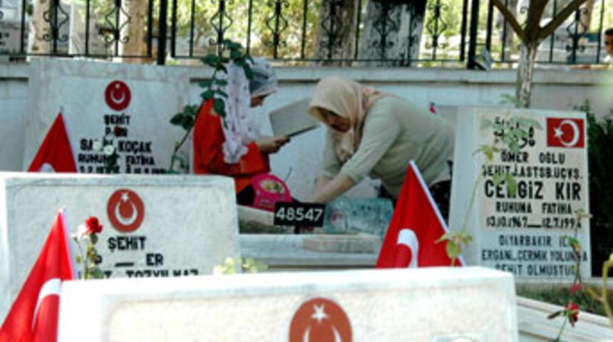 Şehitlikler doldu taştı