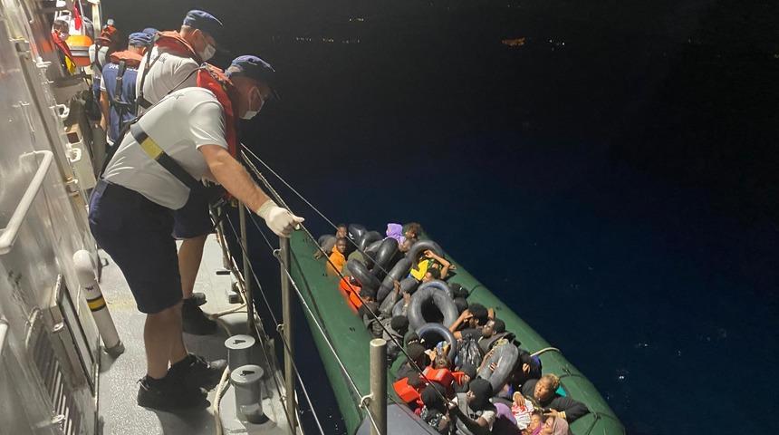 İzmir açıklarında geri itilen 58 düzensiz göçmen kurtarıldı, 35 göçmen yakalandı