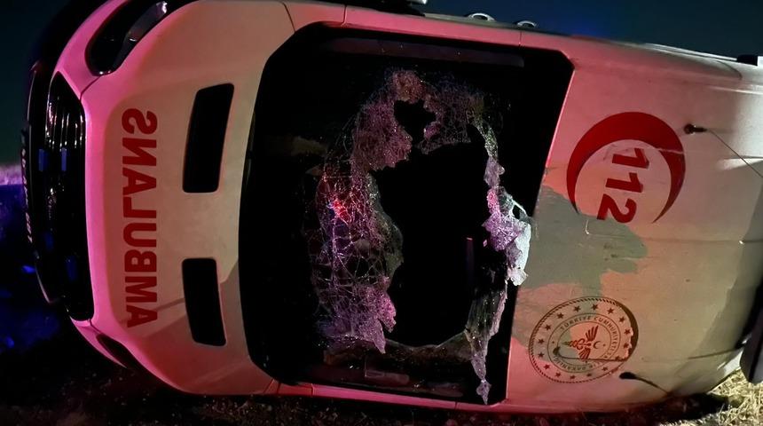 Kahramanmaraş'ta hasta taşıyan ambulansın devrilmesi sonucu 5 kişi yaralandı