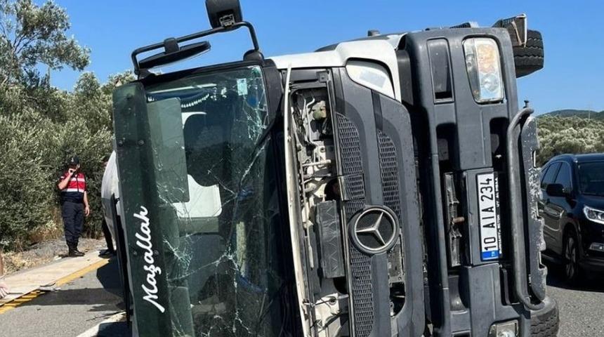 Balıkesir'de devrilen beton mikserinin sürücüsü öldü