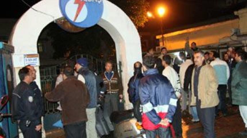 Elektriği kesilen vatandaşlar TEDAŞ'ı bastı