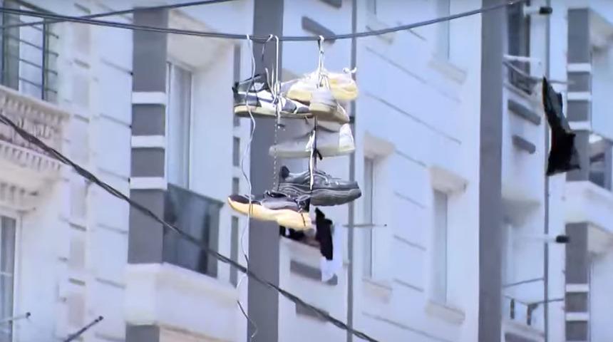 Önce Bağcılar'da ortaya çıktı! Şimdi de Esenyurt... Elektrik tellerine asılı ayakkabılar bir mesaj mı? Vatandaşlar bu esrarengiz olayı konuşuyor