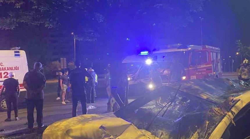 Ankara&rsquo;da aşırı s&uuml;ratli ara&ccedil; ağaca &ccedil;arptı: 4 yaralı