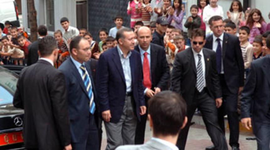 Başbakan'ın evinin sokağında ş&uuml;pheli ara&ccedil; paniği