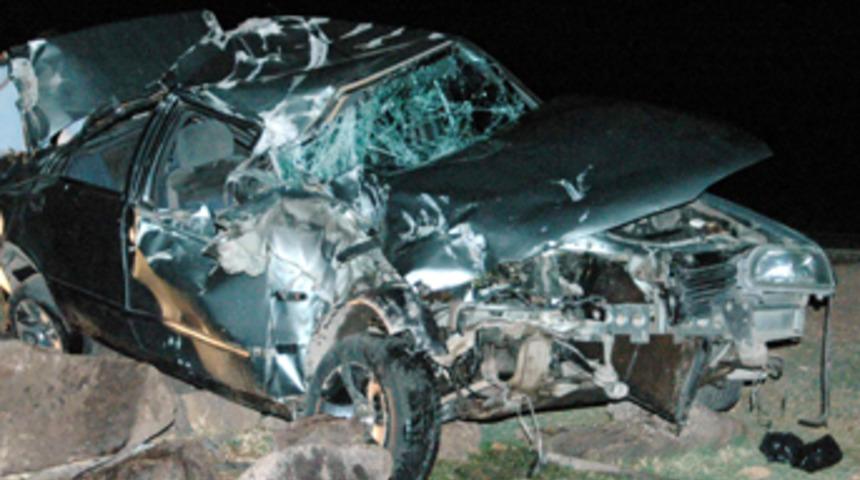 D&uuml;ğ&uuml;n yolunda kaza: 3 &ouml;l&uuml;, 5 yaralı