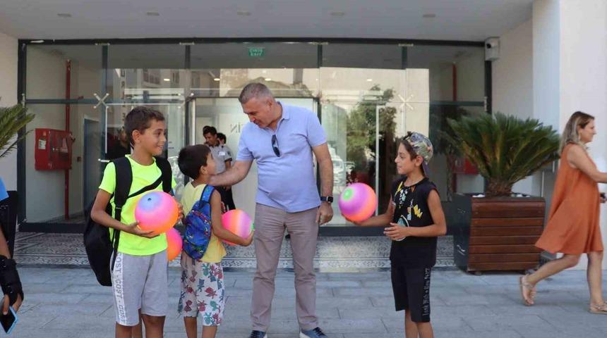 Kuşadası Belediyesi &ccedil;ocukların y&uuml;zlerini g&uuml;ld&uuml;rd&uuml;
