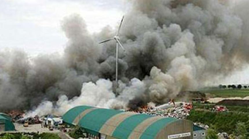 Pakistan'da füze saldırısı: 16 ölü