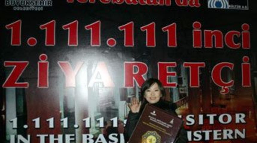 Yerebatan'ı gezen 1.111.111'inci turiste &ouml;d&uuml;l