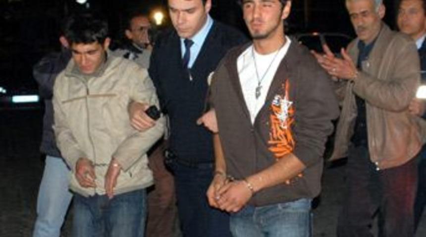 Arkadaşına kızdı, evi ateşe verdi