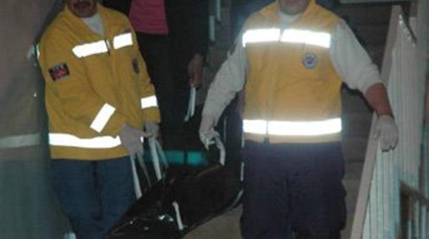 Eşini silahla  &ouml;ld&uuml;rd&uuml;, intihara kalkıştı