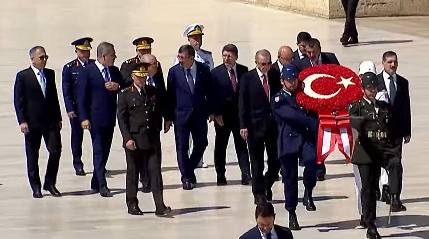 SON DAKİKA | Cumhurbaşkanı Erdoğan, YAŞ üyeleriyle Anıtkabir'de! 'Alacağımız kararlarla ordumuzun gücüne güç katacağız'