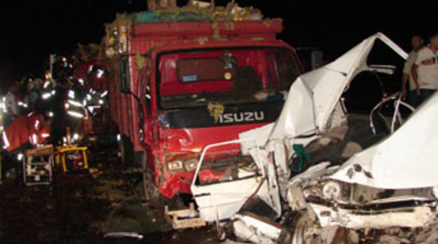 D&uuml;zce'de zincirleme trafik kazası: 4 &ouml;l&uuml;