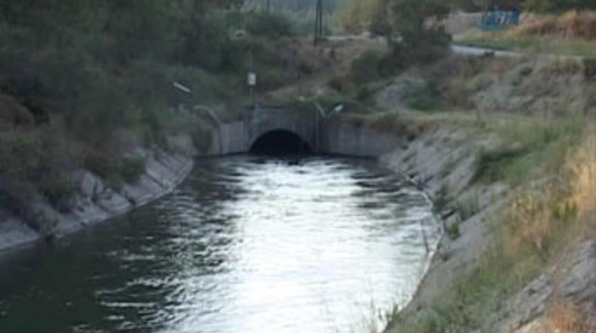 Oyun i&ccedil;in beline bağladığı ip &ouml;l&uuml;me g&ouml;t&uuml;rd&uuml;