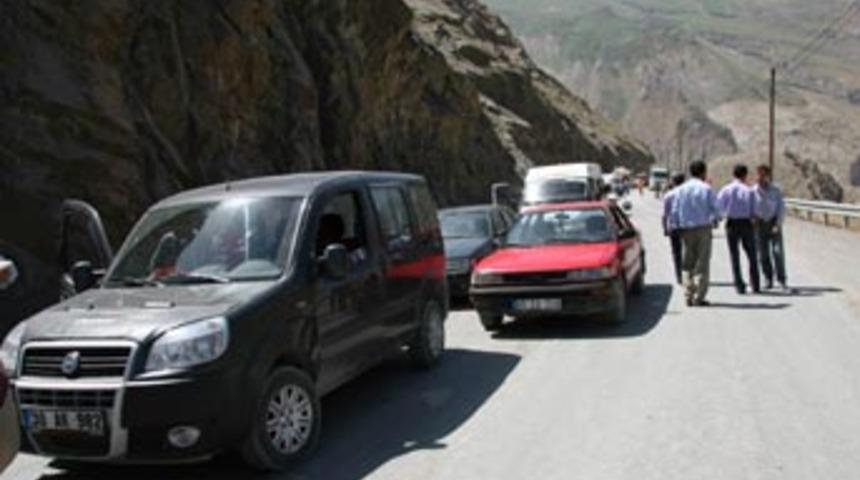 &Ouml;SS'ye girecek &ouml;ğrenciler yolda mahsur kaldı