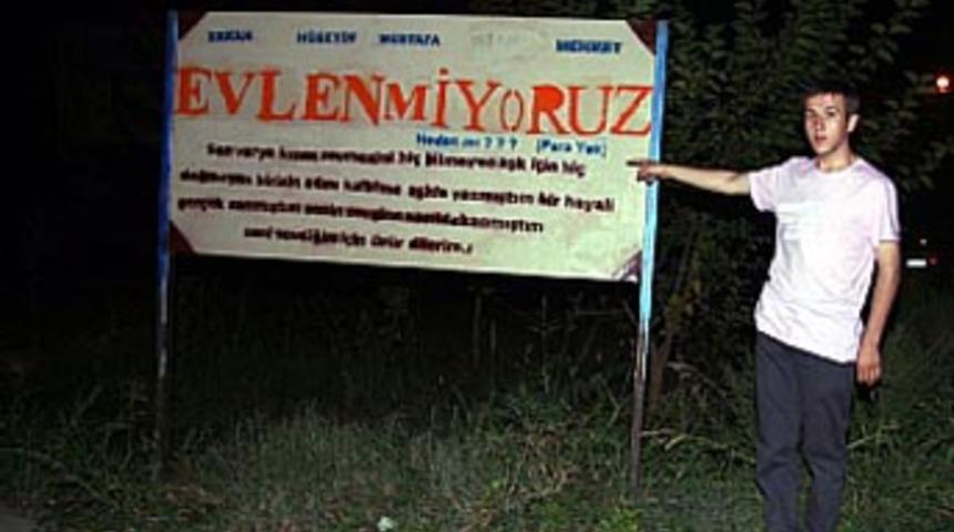Evlenemeyen gen&ccedil;lerden bilboardlı tepki