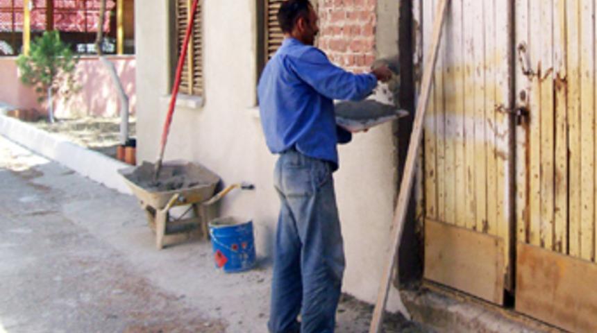 Eşini d&ouml;venlere temizlik cezası