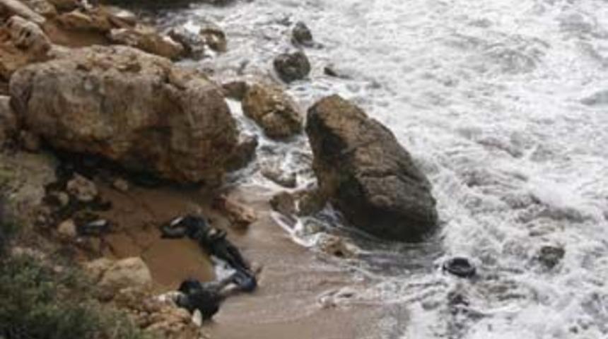 Seferihisar'da m&uuml;lteci taşıyan tekne battı