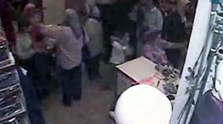 1 saatte 4 iş yerini soydular