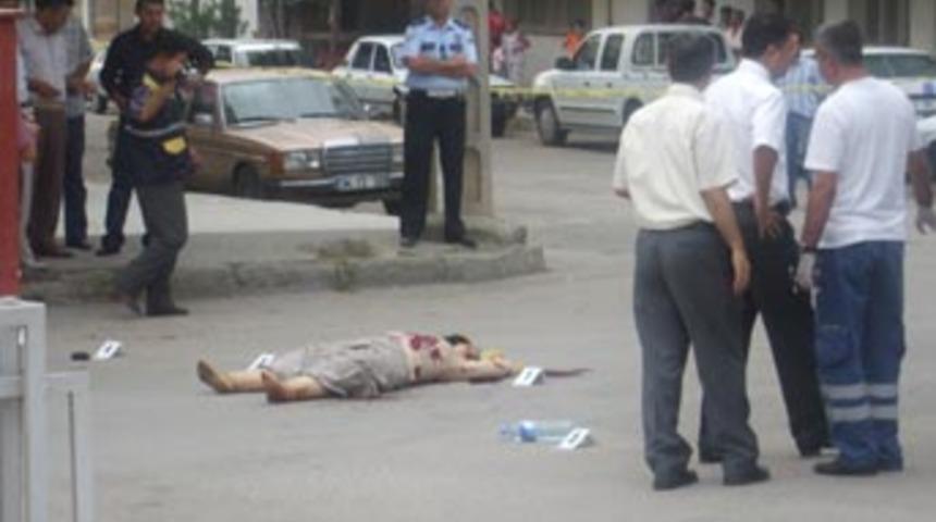 Adliye &ouml;n&uuml;nde ablasını &ouml;ld&uuml;rd&uuml;