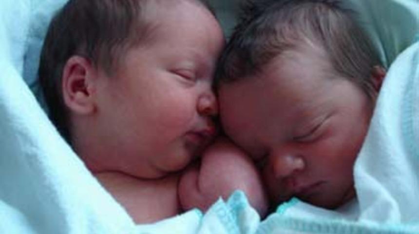 İkiz doğuran kadın doktora dava a&ccedil;tı