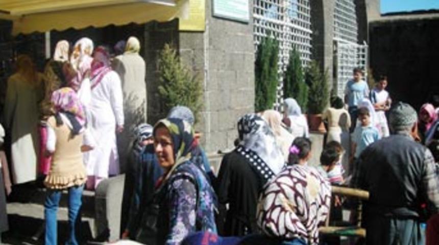 &Ouml;SS'ye girecek adaylar t&uuml;rbelere akın etti